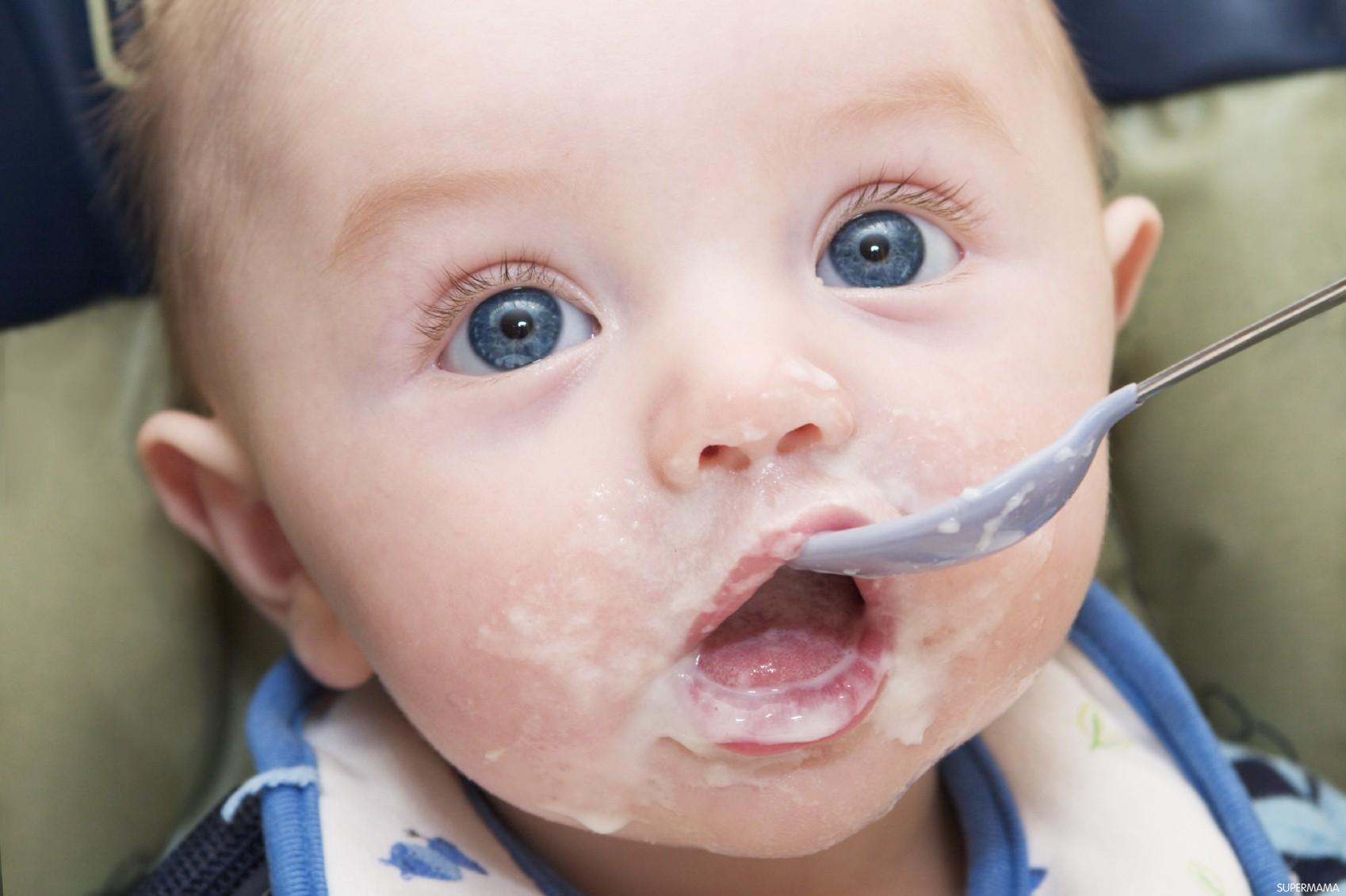 Ребенку 2 года ест смесь. Ребенок ест смесь. Ребенок ест пюре. Детское питание. Ребенку 2 года ест смесь.